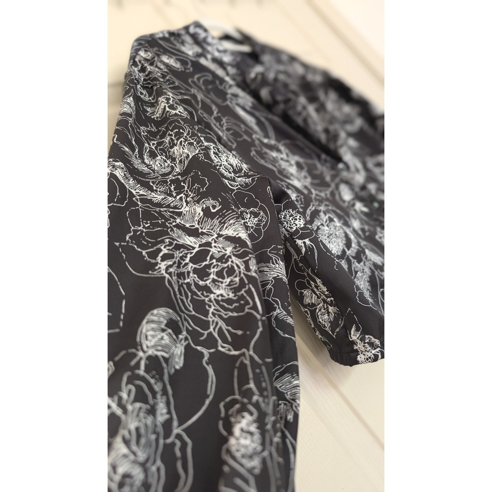 Jon & Anna Contemporary Black White Floral Button Down Cropped Blouse Womens M - Picture 2 of 4